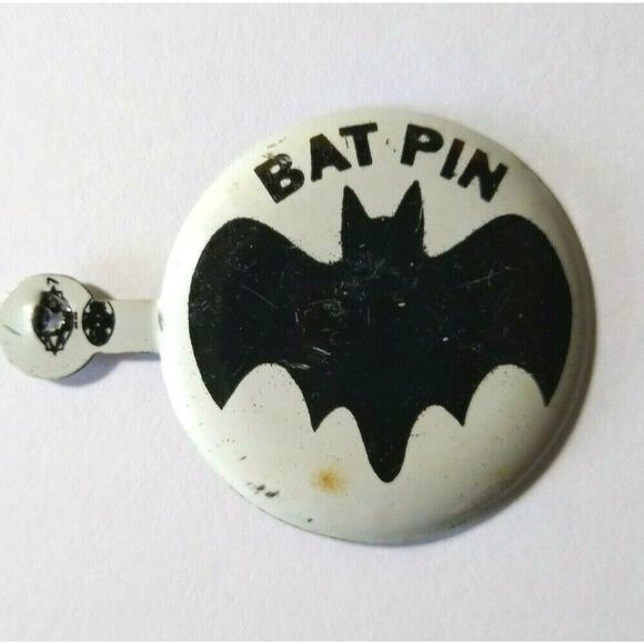 Batman Bat Pin Pinback Button Vintage Tin Superhero Badge Metal Lithograph Old - Picture 1 of 4